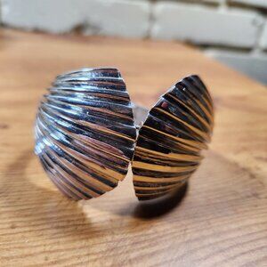 Vintage Womens French Shell Shape Textured Silver Cuff Bracelet